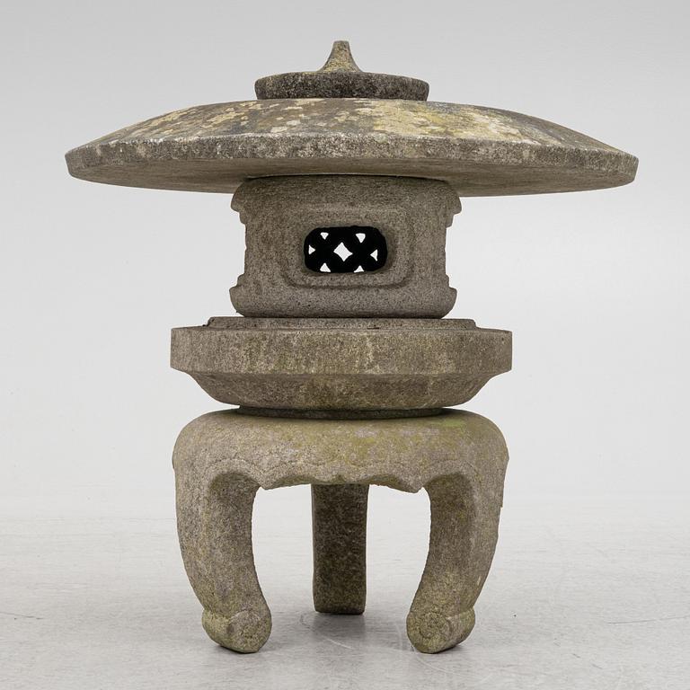 A Japanese stone lantern, ishi-dōrō 石灯籠.