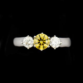 RING, 18k vitguld med briljantslipade diamanter, mittsten gul diamant ca0,55ct och två st tot ca0,41ct. Vikt 3,8g.