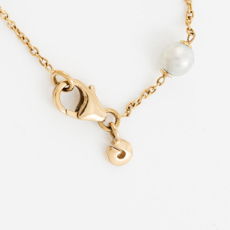 Ole Lynggaard, armband, "Shooting stars bracelet"18K guld med bland annat pärla, korall och stjärnmönster med briljantslipade diamanter.