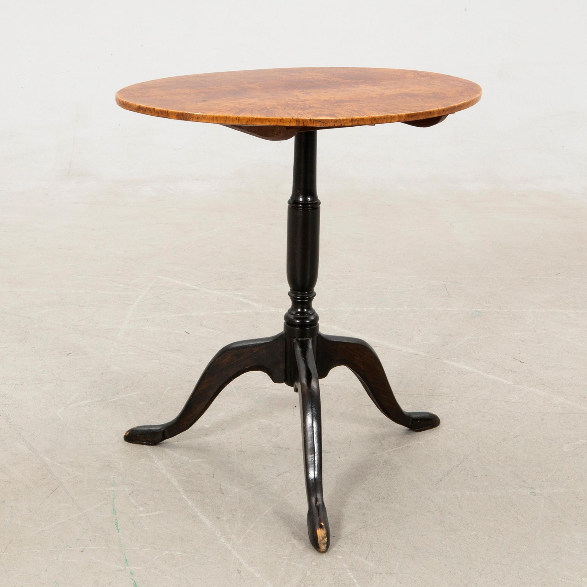 Folding table by Lars Erik Lindell (master in Köping 1818-1843).