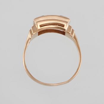 RING, 18K guld med 3 fasettslipade ametister, Gustav Dahlgren & Co, Malmö, 1954. Vikt 3,9 gram.