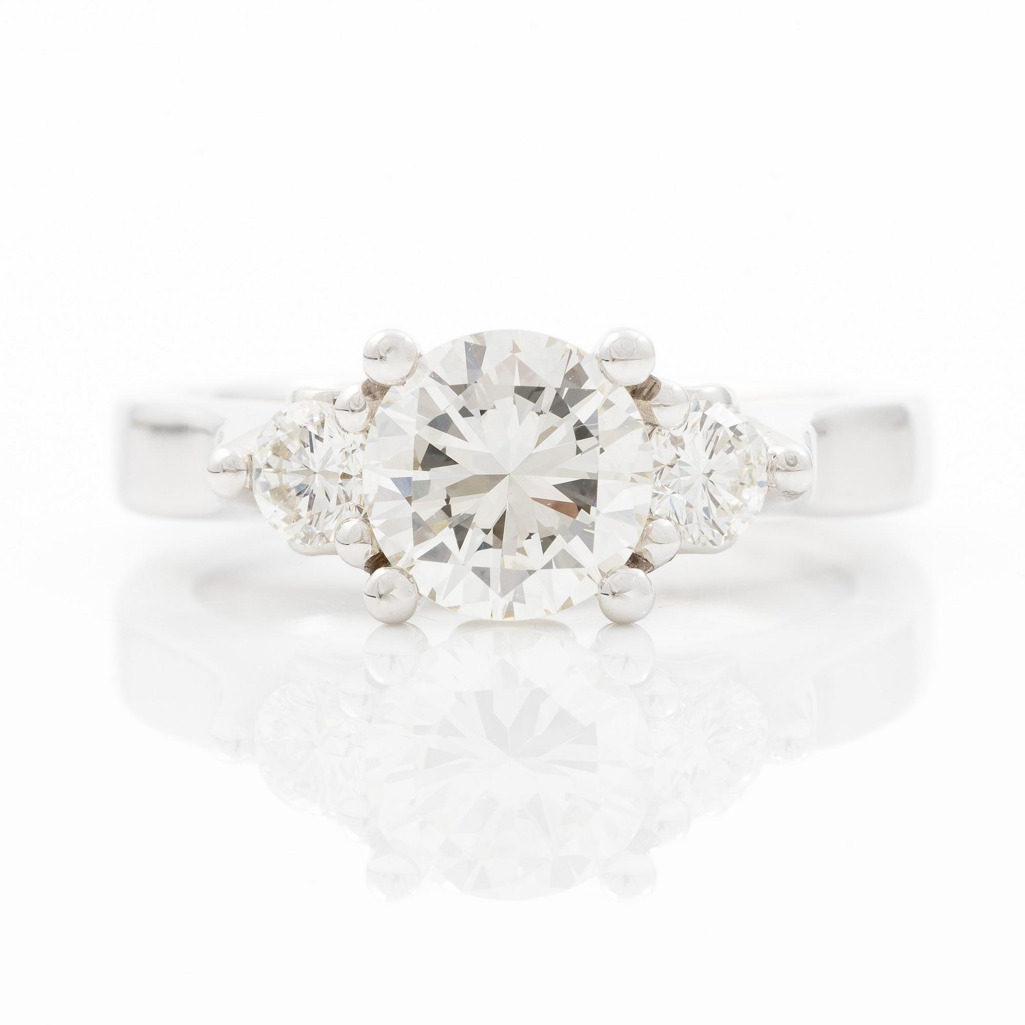 Ring in 18K white gold set with brilliant-cut diamonds. Accompanied by IGI report.
