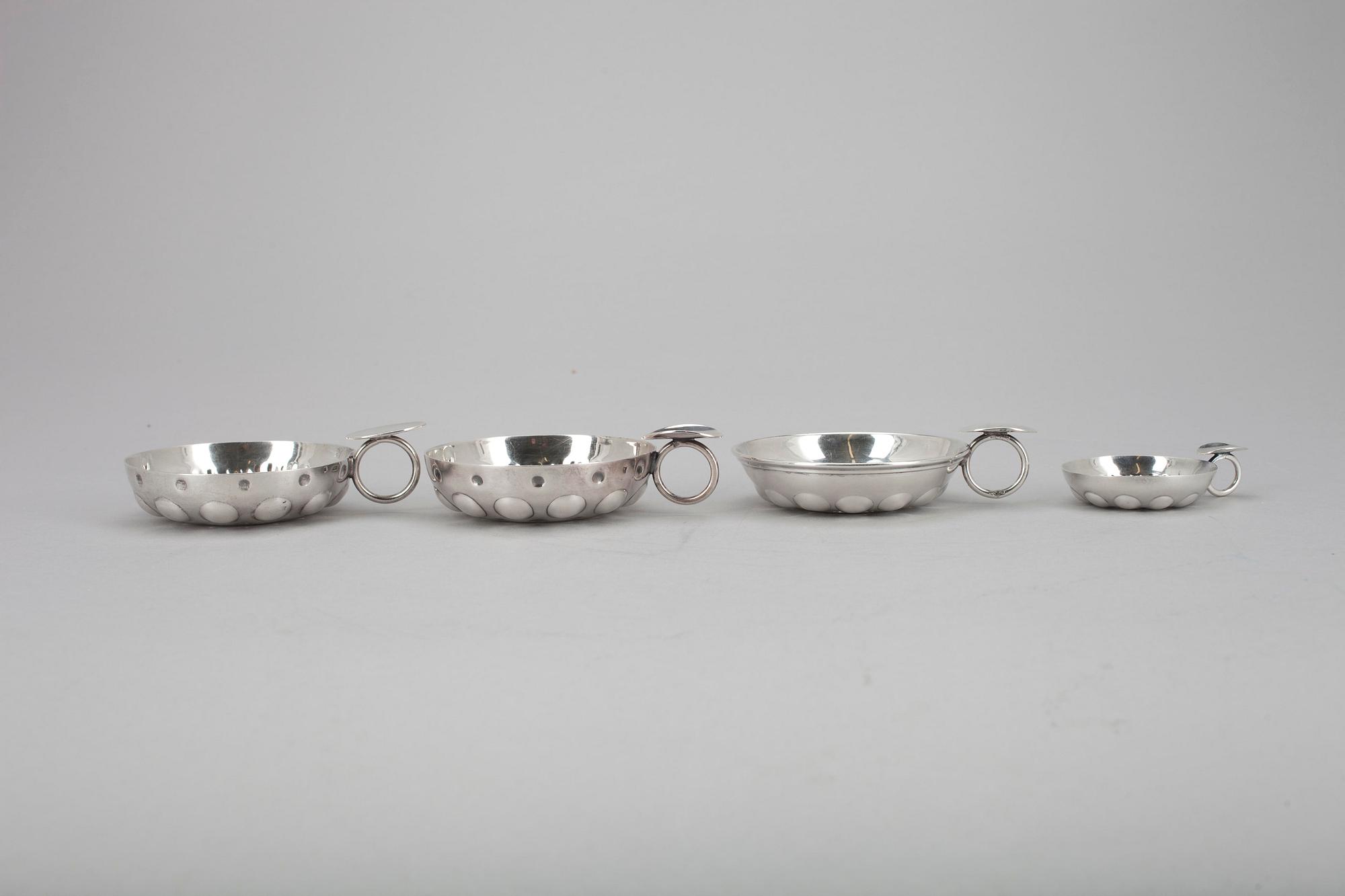 VINPROVARKOPPAR, 1+3 st, en silver med franska stämplar, övriga nysilver, 1900-tal.