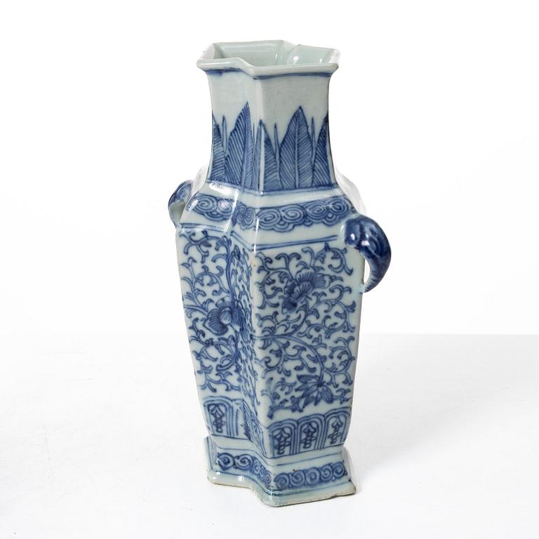 Karott med lock samt vas, porslin. Qingdynastin, 1800-tal.