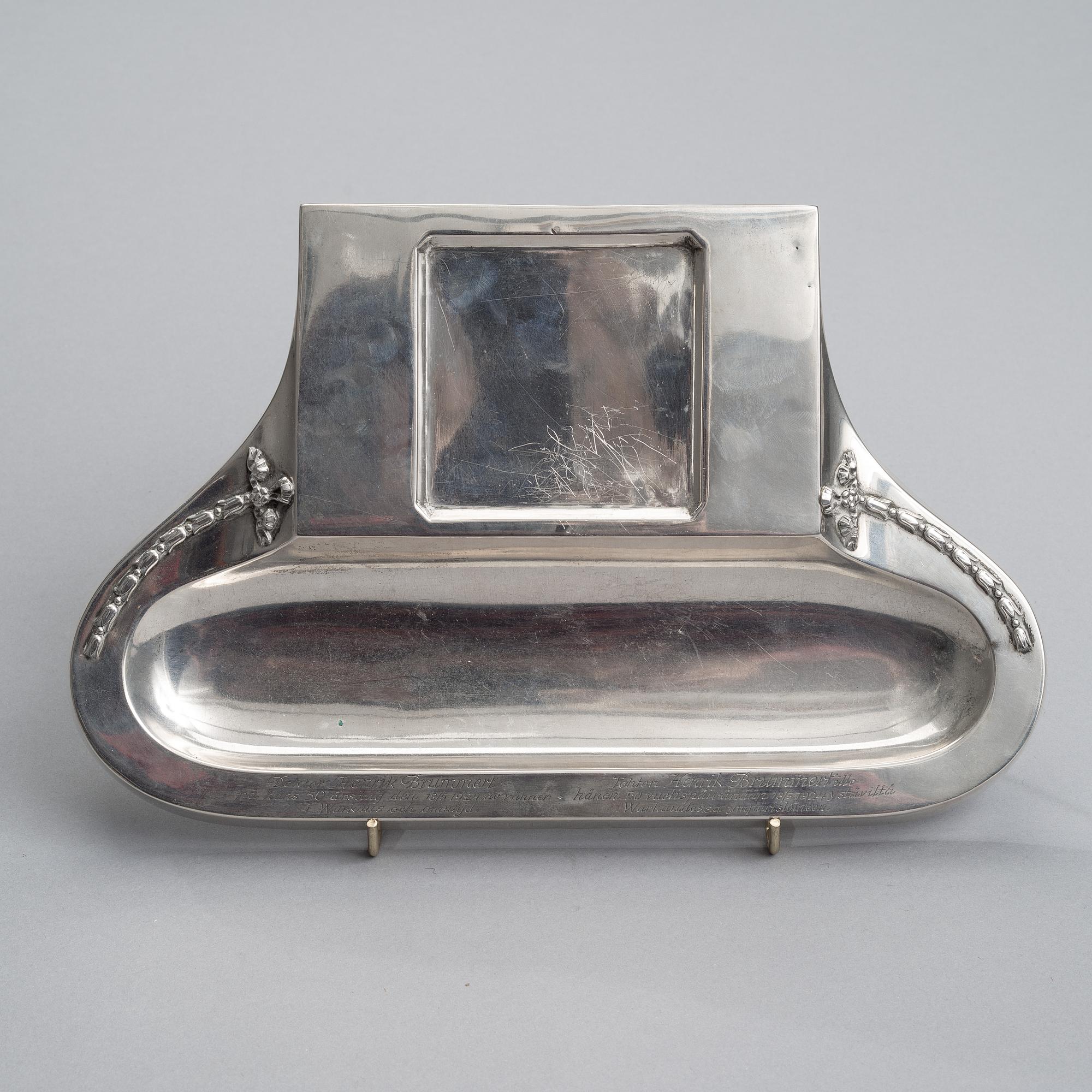 SKRIVSTÄLL, 4 delar, silver och glas, Åbo samt Helsingfors 1922. Tot vikt silver 694 g.