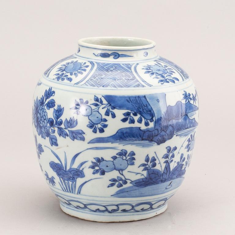 A blue and white jar, Ming dynasty, Wanli (1572-1620).