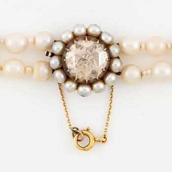Pärlcollier två rader pärlor, sannolikt naturliga, lås med en rosenslipad diamant.