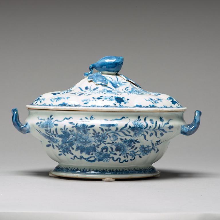 A blue and white tureen with cover, Qing dynasty, Qianlong (1736-95).