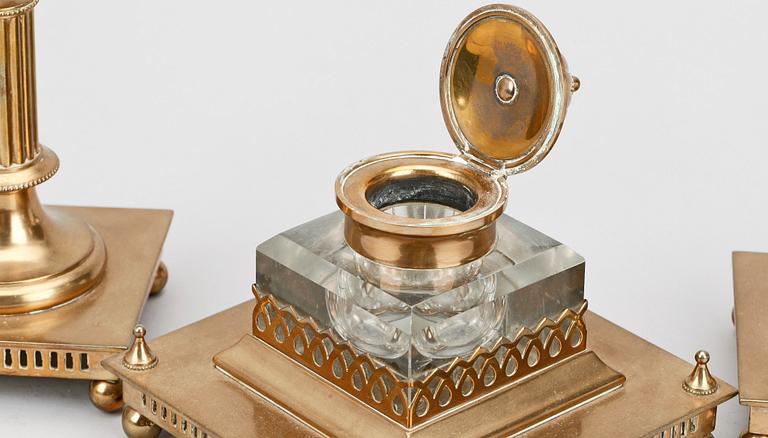 SKRIVBORDSSET, 3 delar, mässing, Gusum, ljusstakar märkta: no 063. 1900-talets början.