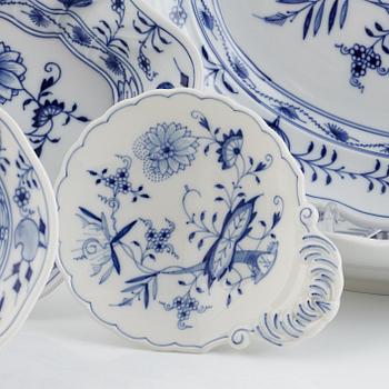 Mat- och kaffeservis, 90 delar, porslin, "Lökmönstret", Meissen.