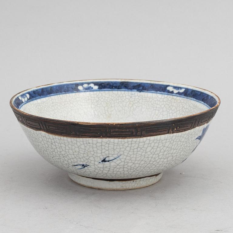 A group of Chinese blue and white porcelain vases and a bowl, 20th century.