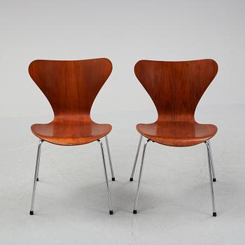 Arne Jacobsen, a pair of teak 'Series 7' chairs, Fritz Hansen, Denmark, 1976-78.