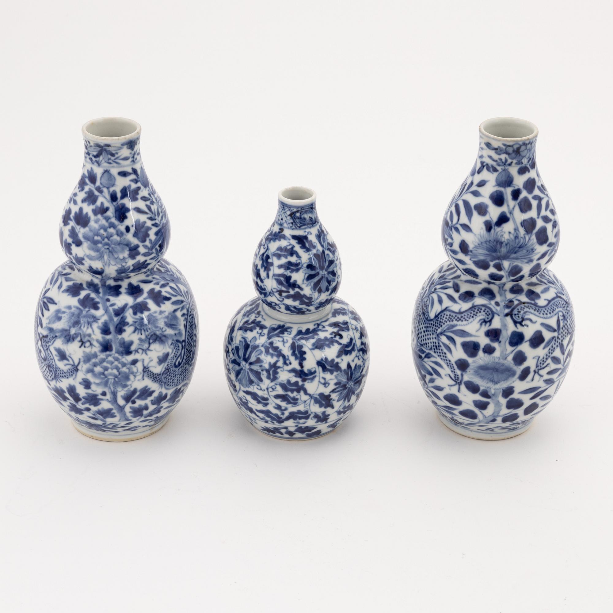 A set of three blue and white vases, Qing dynasty, 19th century.