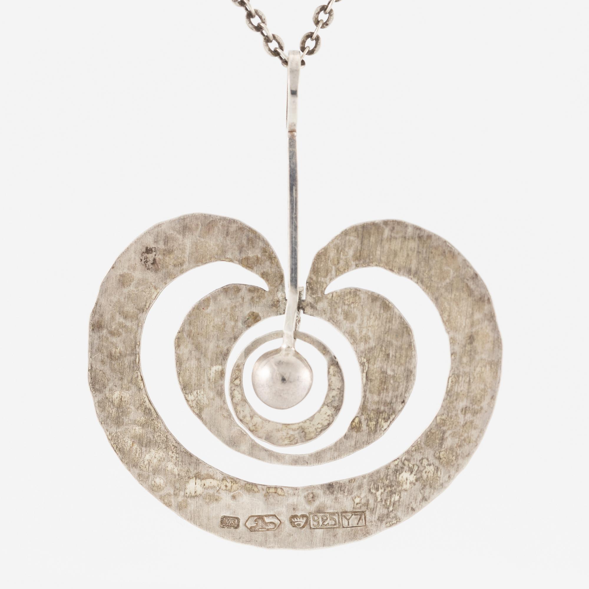 Tapio Wirkkala, hänge "Äpple", sterlingsilver, Kultakeskus, Tavastehus 1976, med kedja silver.
