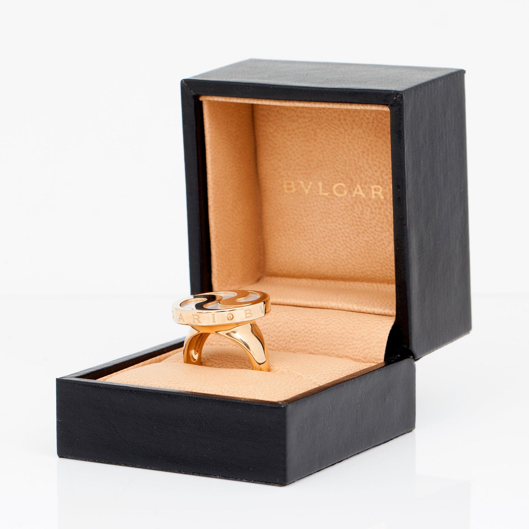 RING, Bulgari, "Yin Yang", med pärlemor. Rörliga delar.
