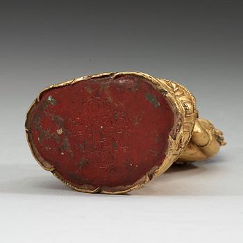 FIGURIN, delvis förgylld och bemålad brons.  Sino-tibetansk 1700-tal.