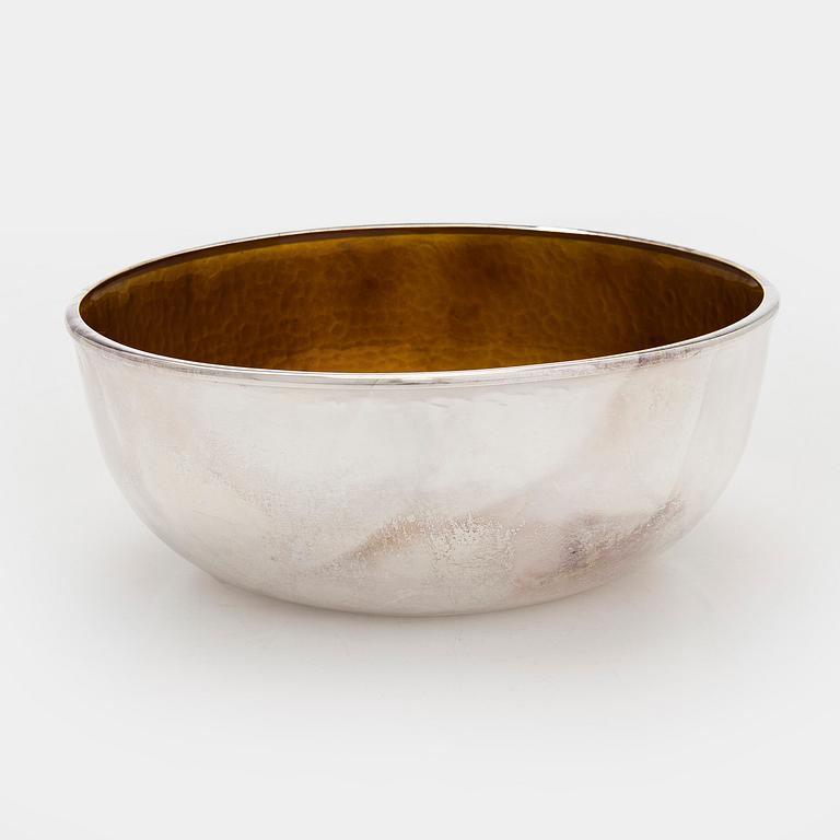 A. Tillander, skål, sterlingsilver och emalj. Helsingfors 2005.