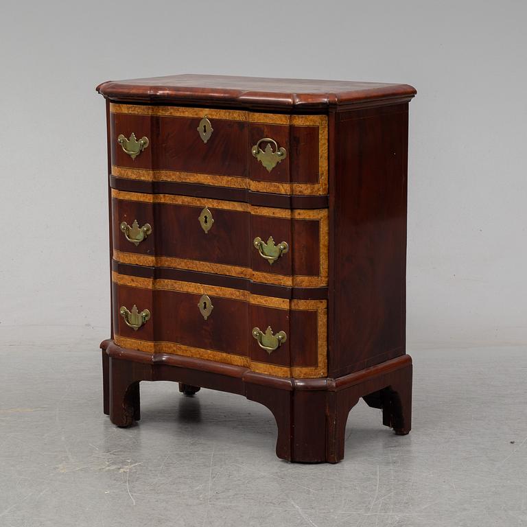 A mid 18th Century late Baroque chest of drawers.