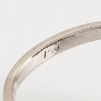 Ring, 18K vitguld med cabochonslipad safir och baguette- och briljantslipade diamanter.