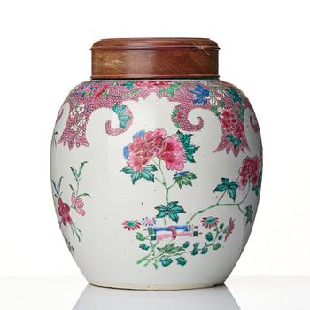 A famille rose jar, Qing dynasty, 18th Century.