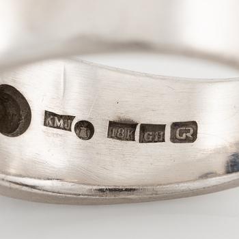 Ring in 18K white gold set with a cabochon-cut sapphire and brilliant-cut diamonds, Kenneth Magnell.