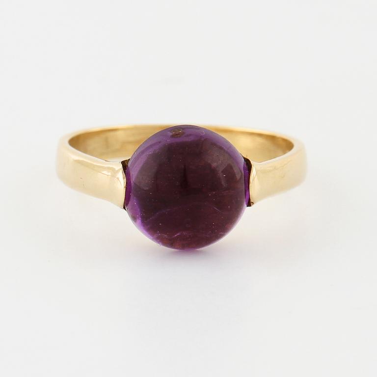 A cabochon cut amethyst.