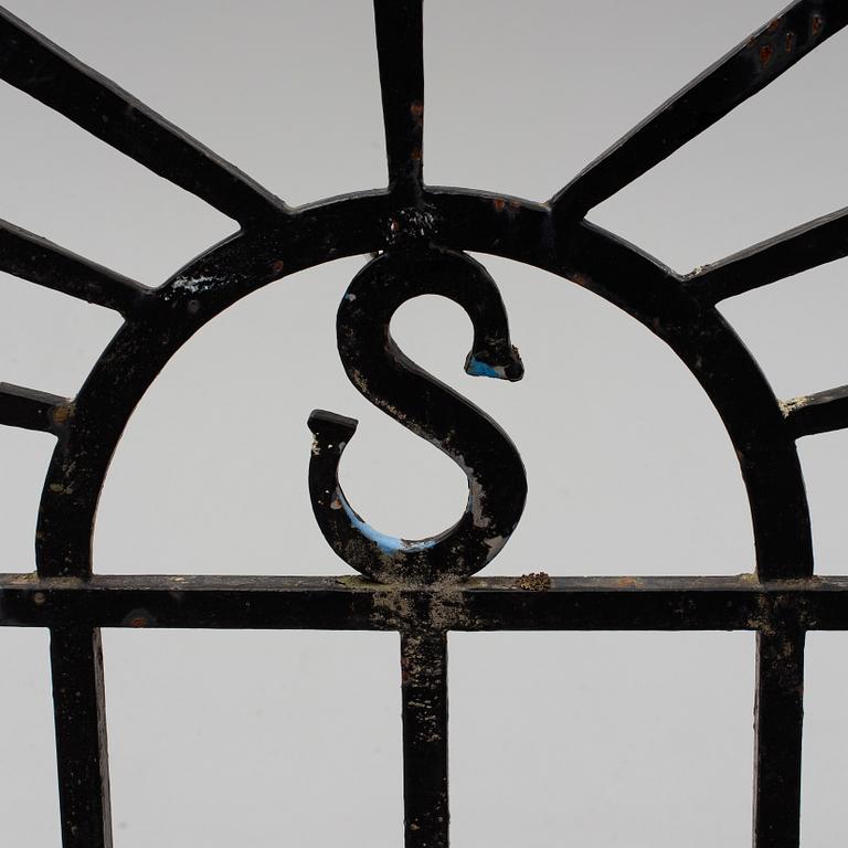 GRINDAR, ett par, smidesjärn, tidigt 1900-tal.