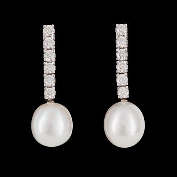 159. EARRINGS, brilliant cut diamonds, tot. 1.20 cts and cultured fresh water pearls.