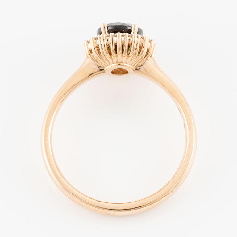 Ring in 18K gold with a faceted green tourmaline and round brilliant-cut diamonds.