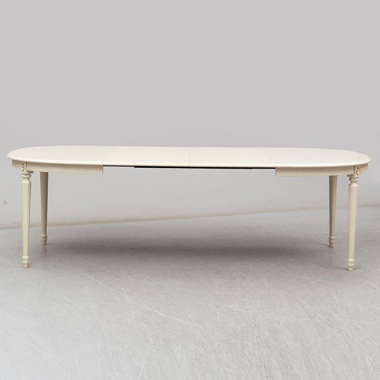 A dining table and 4 chairs, second half of the 20th century. 2 leaves included.