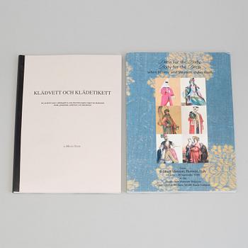 BÖCKER, 15 st., ämne: hovdräkter, kläder och mode.