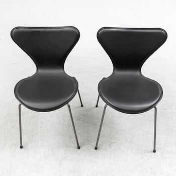 ARNE JACOBSEN, stolar, ett par, "Sjuan 3107 Black Edition" för Fritz Hansen, Danmark, 2016.