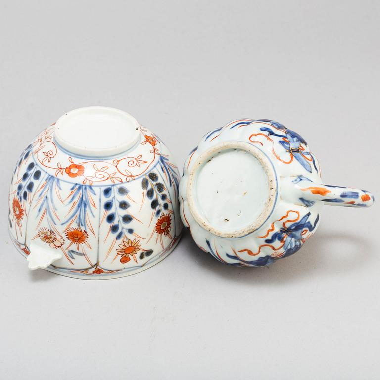 A imari teapot with cover and bowl with cover, Qing dynasty, Kangxi (1662-1722) and 18th century.