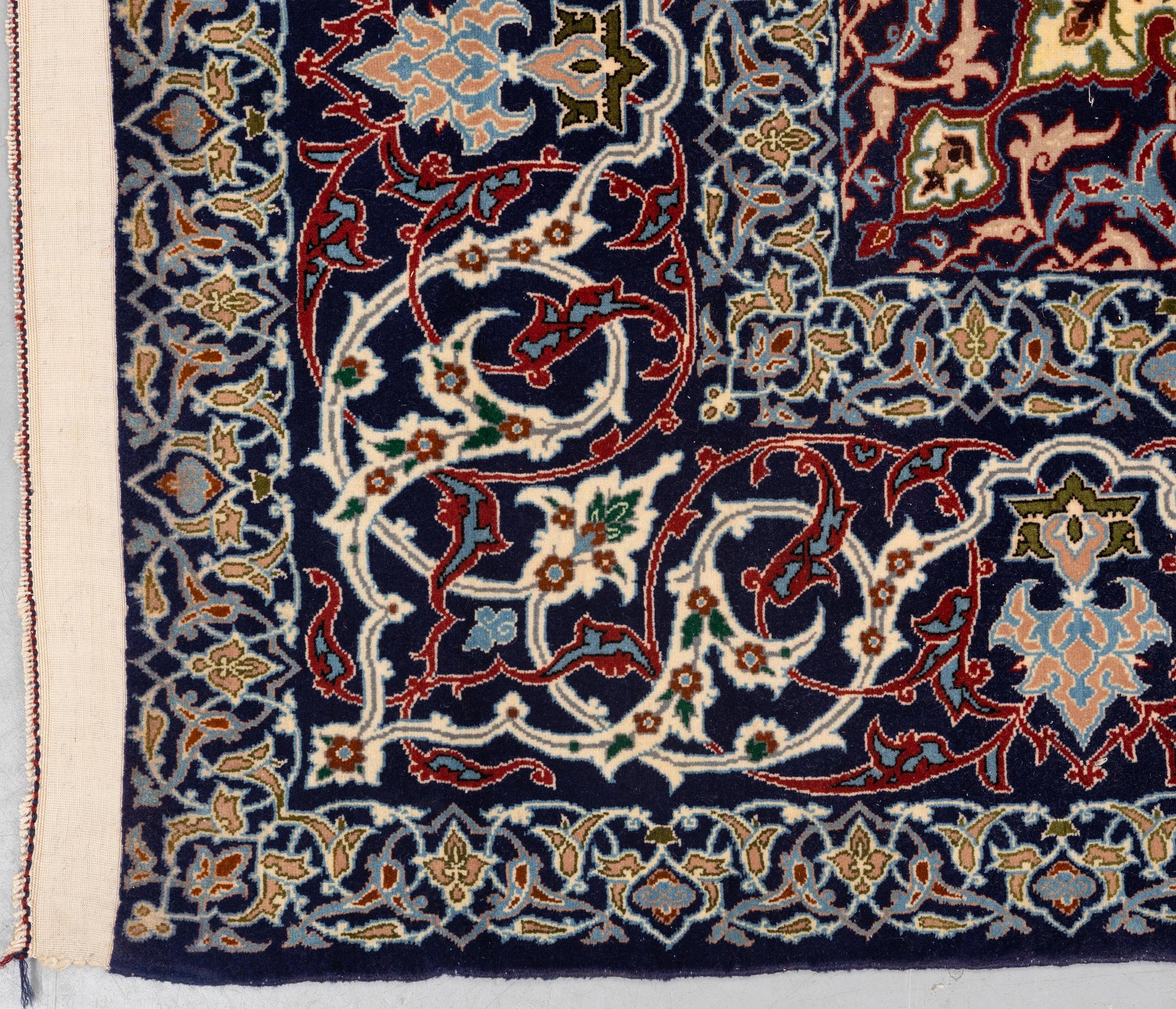 Matta, semiantik Isfahan, signerad Hekmat Nejad, ca 224 x 151 cm (samt 1 respektive 4 cm slätväv på vardera sida).