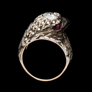 RING, silver och 14K (56) guld, briljantslipade diamanter, rubiner. Vikt ca 13,3 g.