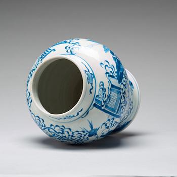 A blue and white jar, Qing dynasty, Kangxi (1662-1722).