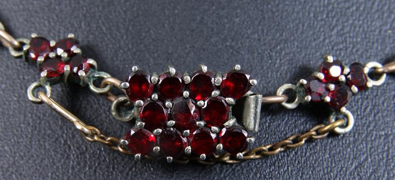 HALSBAND samt ÖRHÄNGEN, ett par, med granater, 1900-talets början.