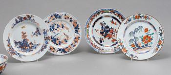 TALLRIKAR, 4 st, samt SKÅLAR, 2 st, porslin, Kina, 1700-tal.