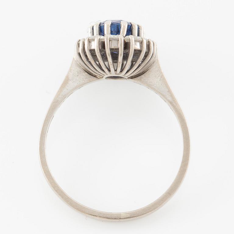 Ring, cameo model, 18K white gold with sapphire and brilliant-cut diamonds.