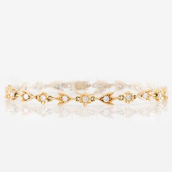 Bracelet 18K gold with round brilliant-cut diamonds.