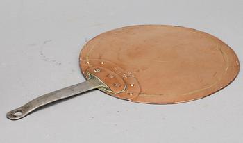 PARTI KÖKSREDSKAP, 2 delar, koppar och tenn, daterade 1808 respektive 1823.