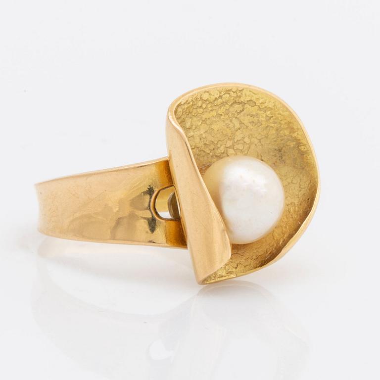 ELON ARENHILL ring 18K guld med 1 odlad pärla ca 9 mm Malmö 1982, total vikt 10,7 g.