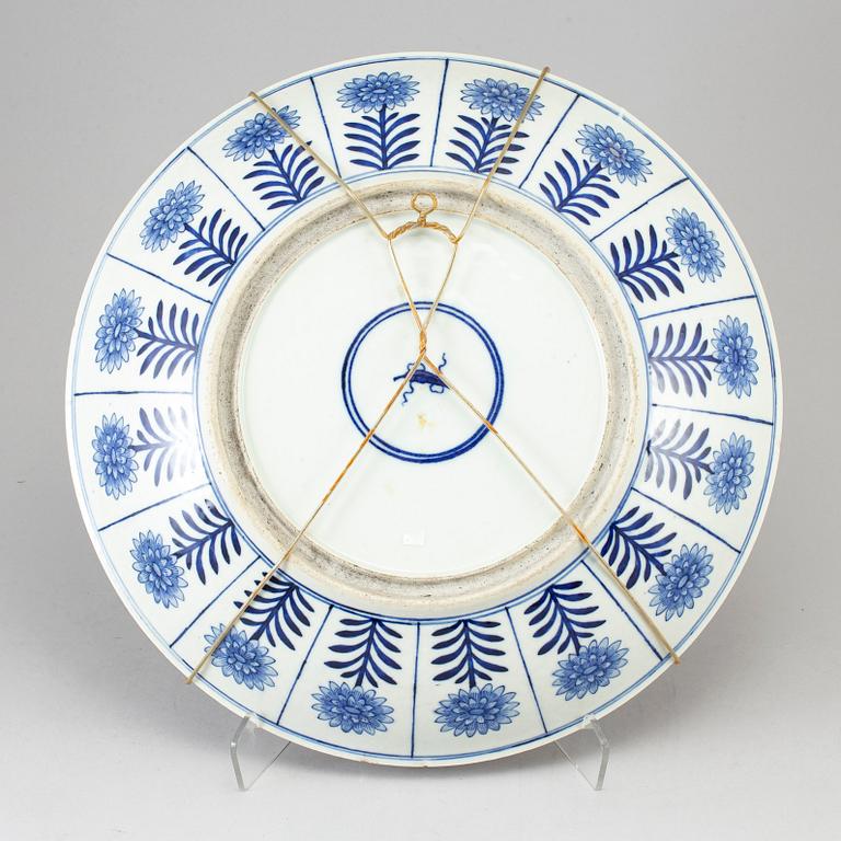 A large blue and white 'astor pattern' serving dish, Qing dynasty, early 18th century.