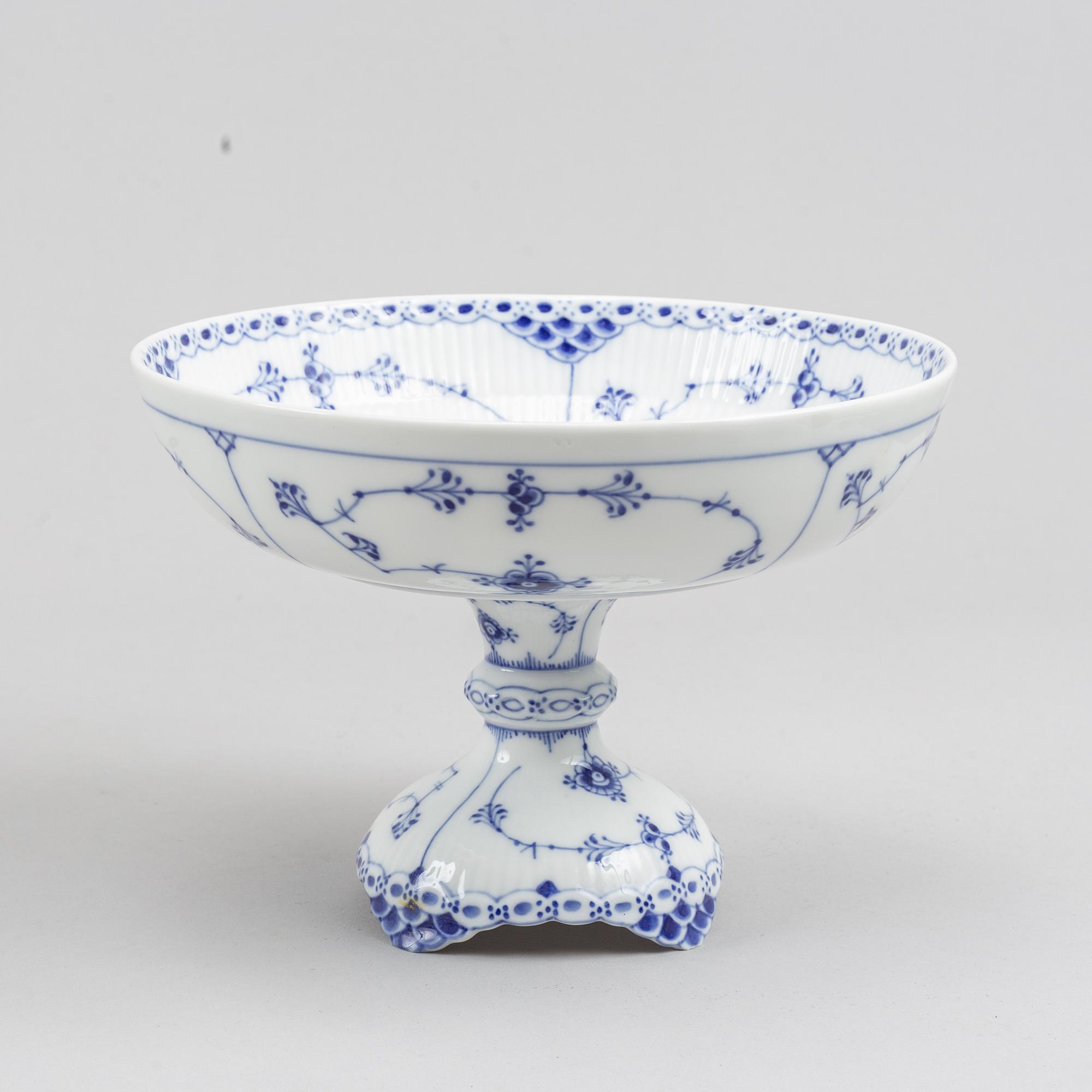 Royal Copenhagen, mat- samt kaffeservis, 85 delar, porslin. "Musselmalet", Danmark, 1900-tal.