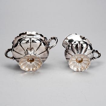 SOCKERSKÅL och GRÄDDSNÄCKA, silver, Auran Kultaseppä, Åbo 1966. Totalvikt ca 346,5 g.