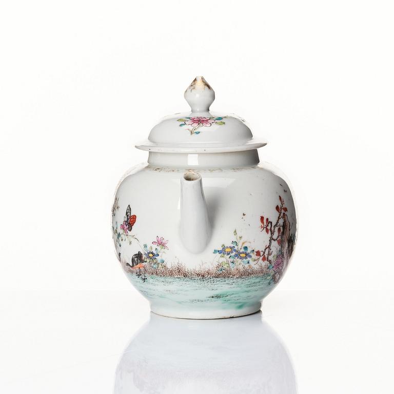 A famille rose armorial tea pot with cover, Qing dynasty, Qianlong (1736-95).