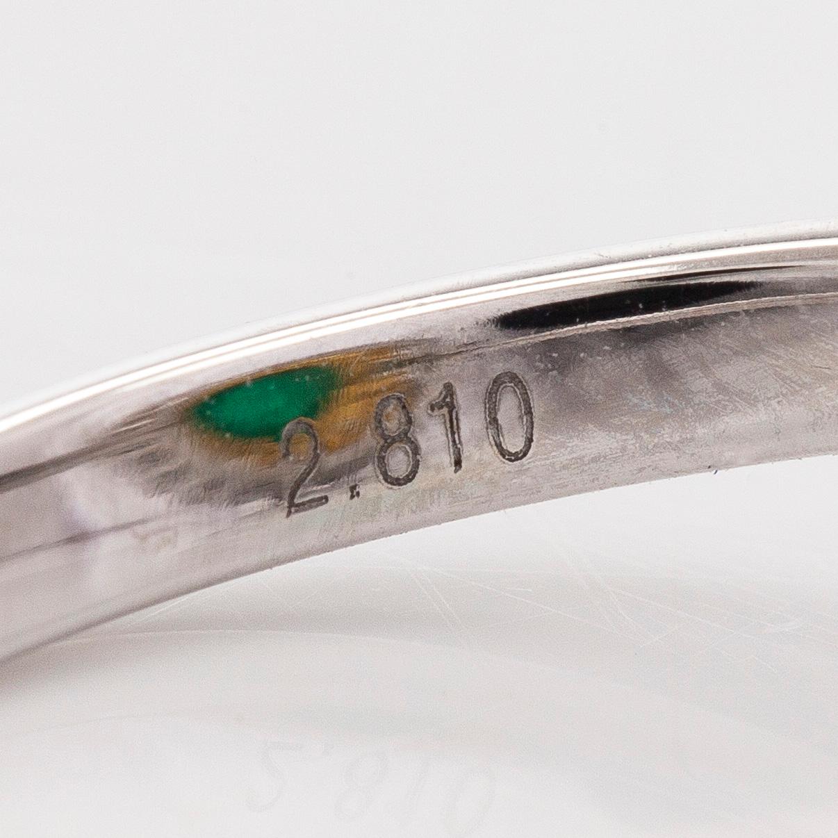 An 18K whitegold ring set with a cabochon-cut emerald and baguette- and brilliant-cut diamonds.