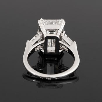 Ring platina med en smaragdslipad diamant.