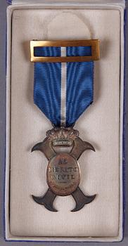 MEDALJER 2 st SAMT ORDENSTECKEN, Nederländerna, Belgien, Spanien. 1920-1940-tal.