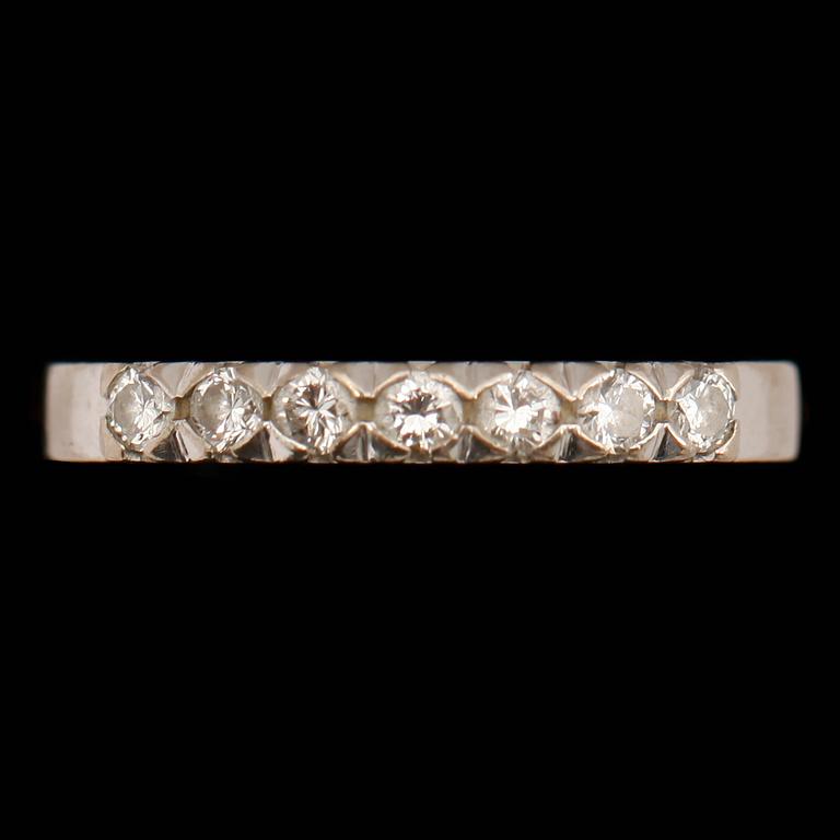RING, 18 k vitguld med 7 små briljanter ca 0.31 ct enligt gravyr. Vikt ca 3 g.